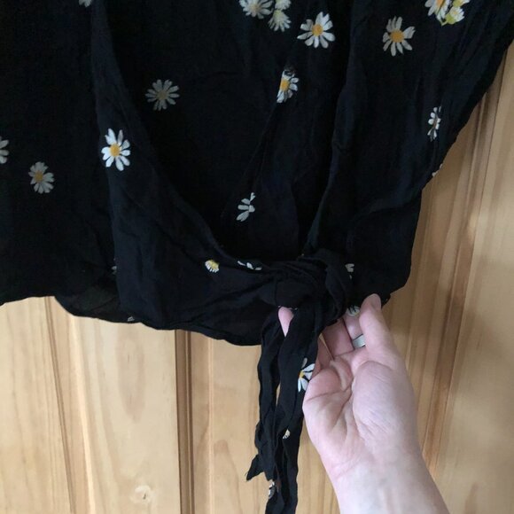Madewell Short Sleeve Floral Cropped Wrap Blouse - Black w/ Daisies, Sz L - Picture 10 of 13